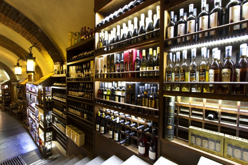 ecommerce-RAYOL CANADEL SUR MER-min_world_street_travel_shop_canon_georgia_wine_bottles-429767